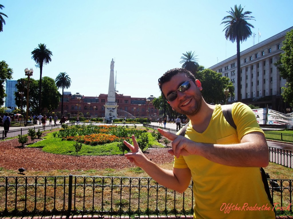 Buenos Aires Mayo Meydanı ve Piramide de Mayo